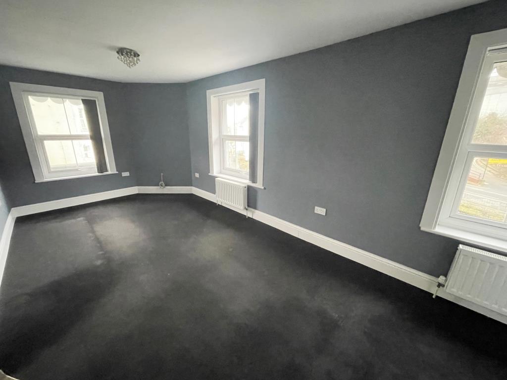 Lot: 80 - COMMERCIAL PREMISES WITH FOUR-BEDROOM MAISONETTE IN PROMINENT POSITION - flat living room